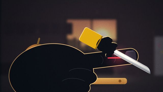 Primer plano de la mano de Rafa con un cuchillo junto a una cebolla